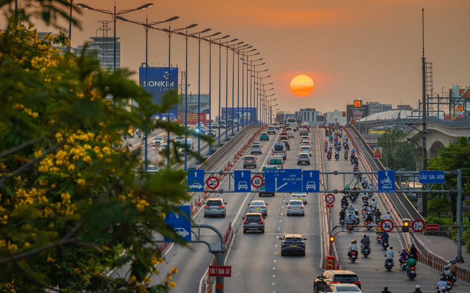 Cầu Sài Gòn thành “tọa độ vàng” săn hoàng hôn của người trẻ