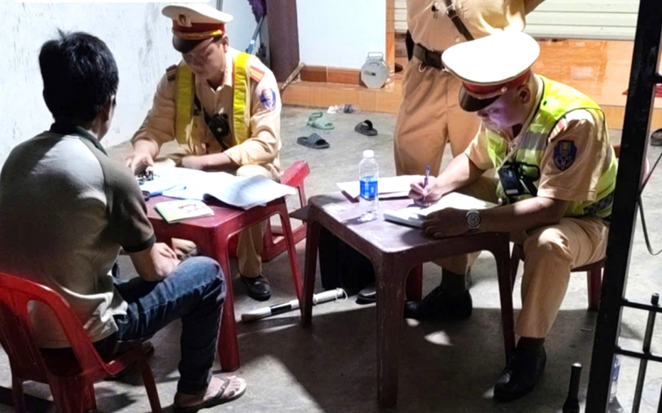 Chủ xe và tài xế xe 25 chỗ "nhồi" 61 khách, đi vào đường cấm bị phạt hơn 200 triệu đồng