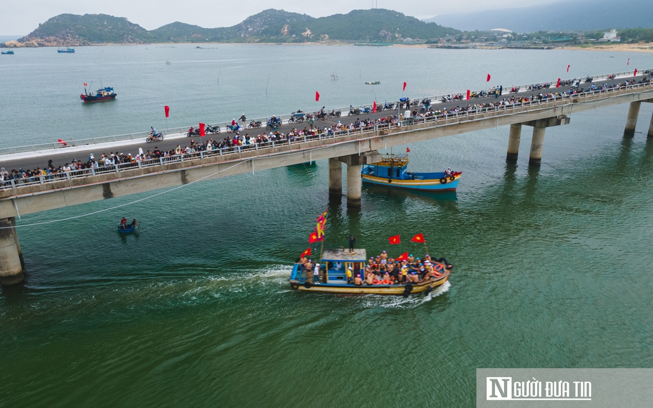 Hàng ngàn người dân Đắk Lắk đội mưa xem lễ hội sông nước Đà Nông