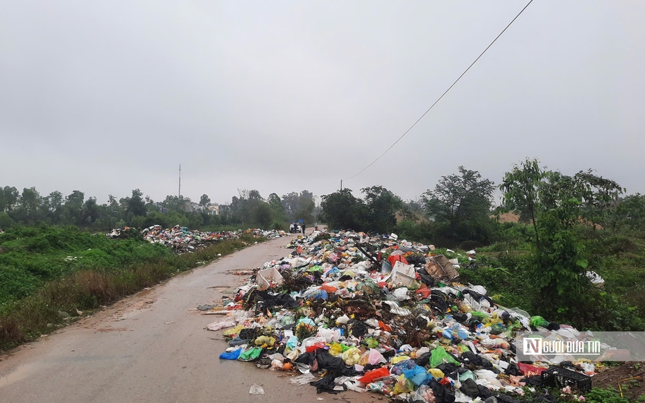Rác thải dồn ứ sau Tết khiến cuộc sống của hàng trăm hộ dân bị đảo lộn