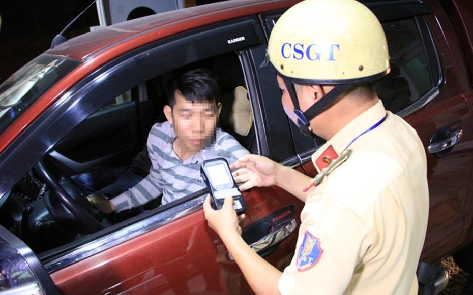 Uống vài chén rượu, bao lâu thì hết cồn để ra đường không lo "dính" phạt?