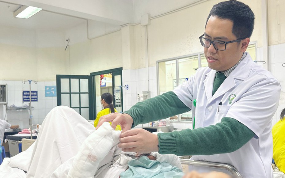 Bị chó tấn công, bà cụ 75 tuổi nguy kịch