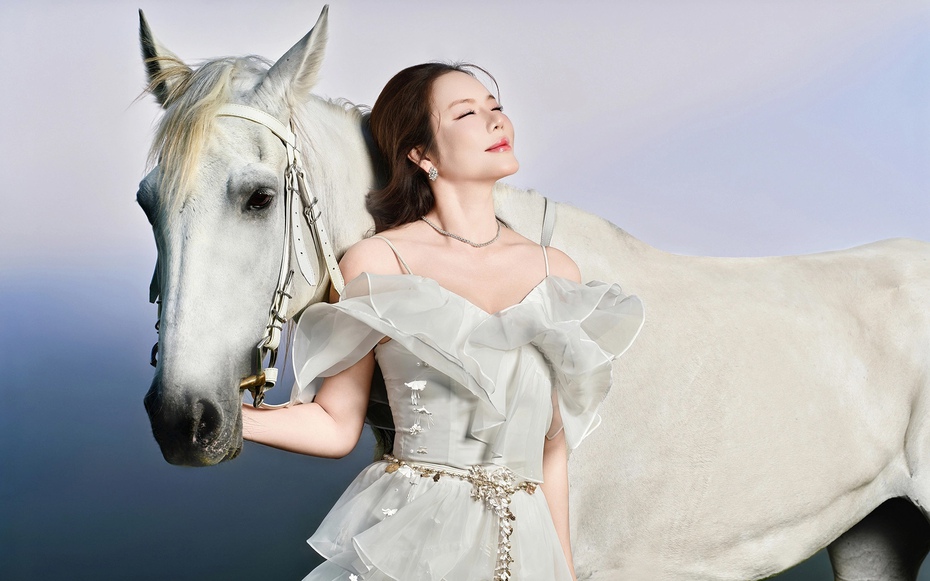 Lý Nhã Kỳ khoe nhan sắc rạng ngời