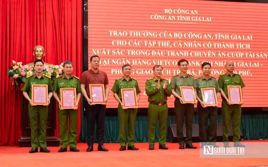 Bộ công an biểu dương các lực lượng lập chiến công truy bắt hai nghi phạm cướp ngân hàng ở Gia Lai