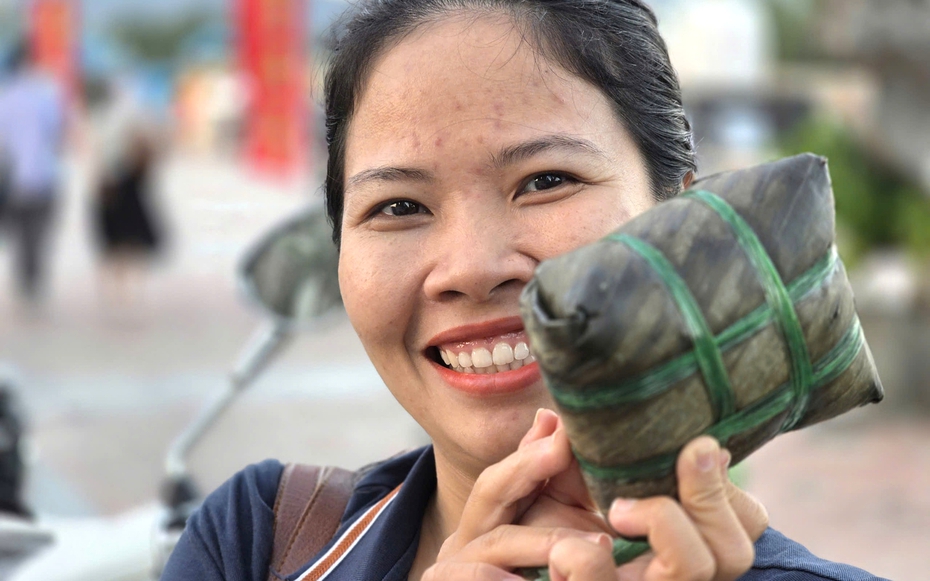 Du khách thích thú trải nghiệm Tết làng chài bên bờ biển Đà Nẵng