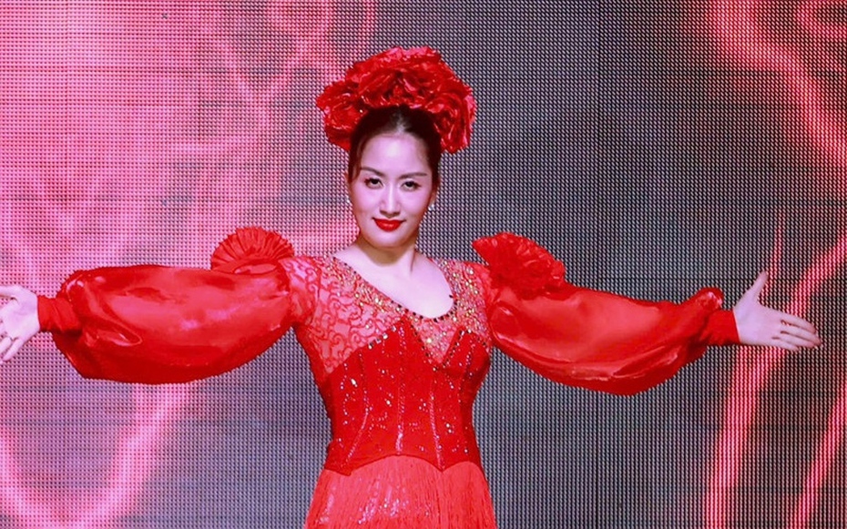 Kiện tướng dancesport Khánh Thi tái xuất sàn nhảy sau nhiều năm vắng bóng