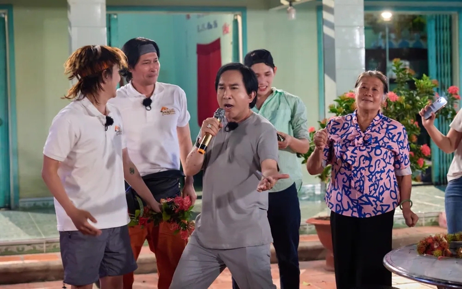 Kim Tử Long gây chú ý, hào sảng tặng tiền, bất ngờ “bỏ đi” sau bữa ăn