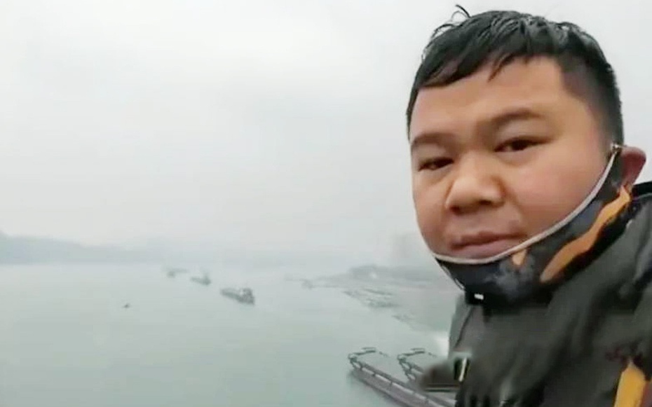 Chàng trai gây sốc khi đi bộ 1.400km về quê ăn Tết