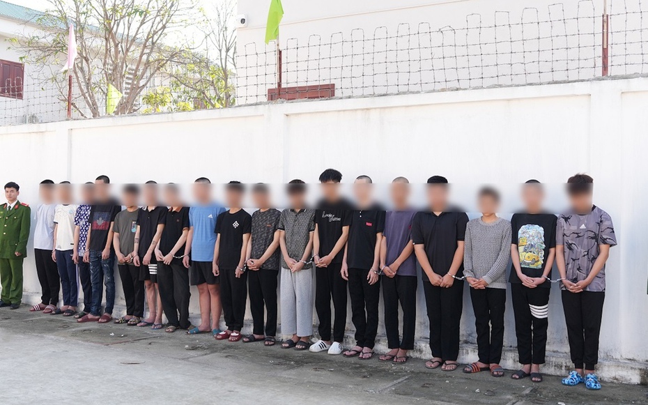 Bắt 18 "quái xế" mang hung khí náo loạn đường phố Nghệ An