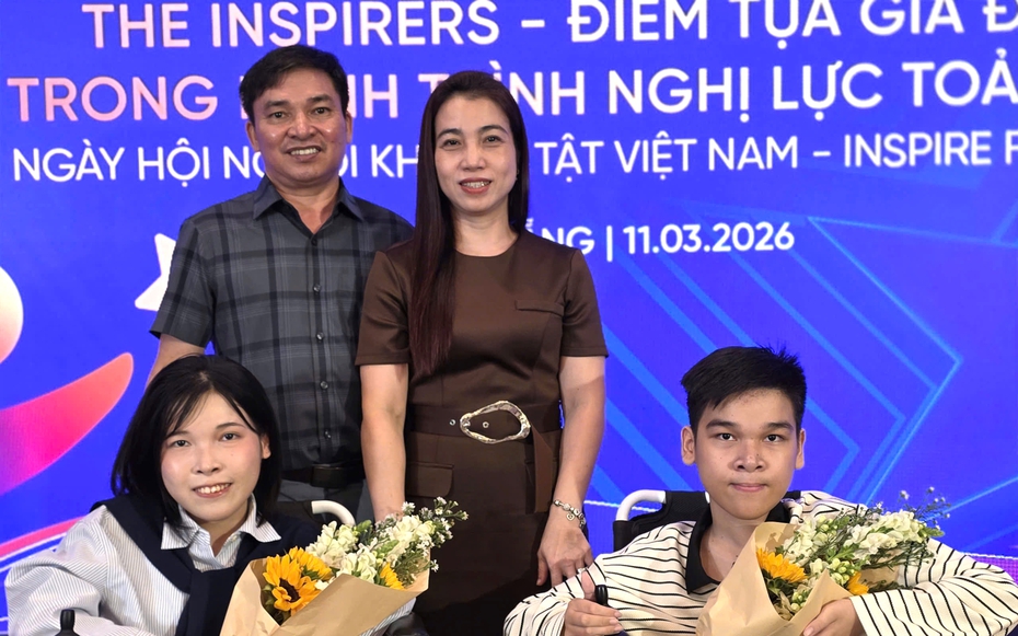 Cha mẹ làm “đôi chân” đưa hai con mắc bệnh hiếm chạm tới ước mơ