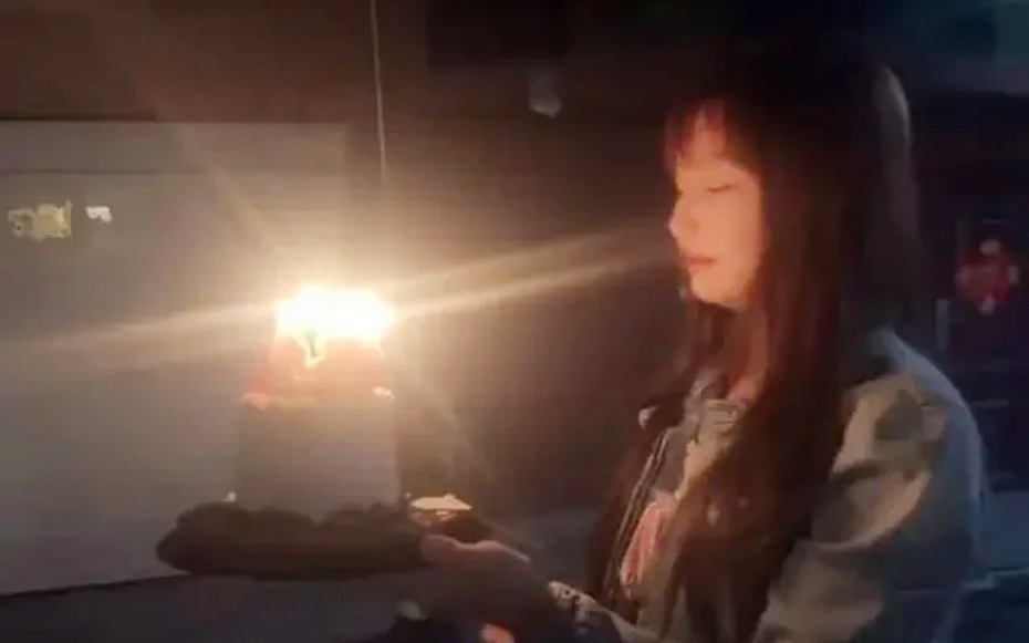 Nữ diễn viên 27 tuổi bị bỏng nặng vì bắt trend "bánh sinh nhật phun lửa"