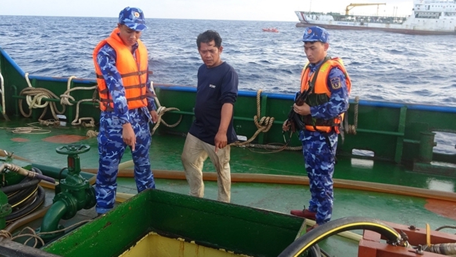 Cảnh sát biển phát hiện và bắt giữ tàu cá chở 600.000 lít dầu DO không hóa đơn chứng từ