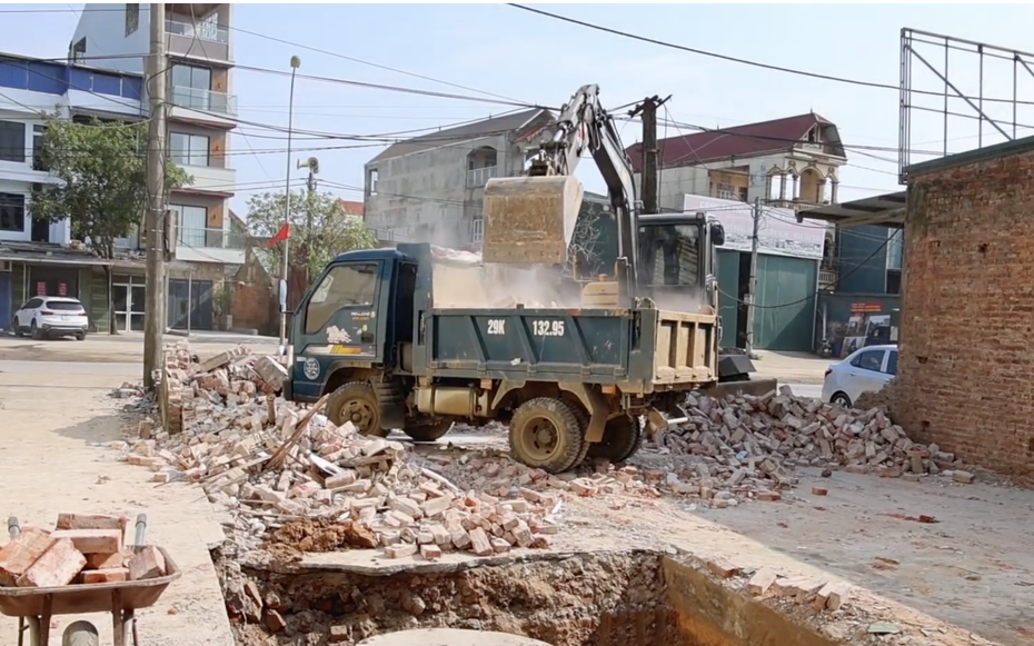 Người dân bàn giao mặt bằng, đẩy nhanh dự án nâng cấp Quốc lộ 6 Ba La - Xuân Mai