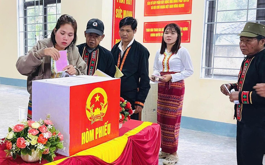 Hà Tĩnh: Dùng xe chuyên dụng hỗ trợ cử tri dân tộc Chứt đi bỏ phiếu