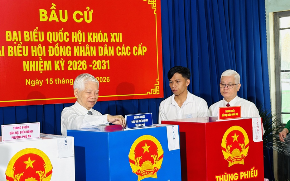 Nguyên Chủ tịch nước Nguyễn Minh Triết cùng nhiều cử tri đi bầu cử