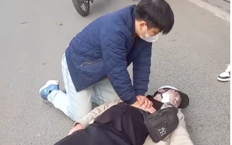 Phát hiện nạn nhân ngừng tuần hoàn bên đường, bác sĩ lập tức ép tim giành lại sự sống