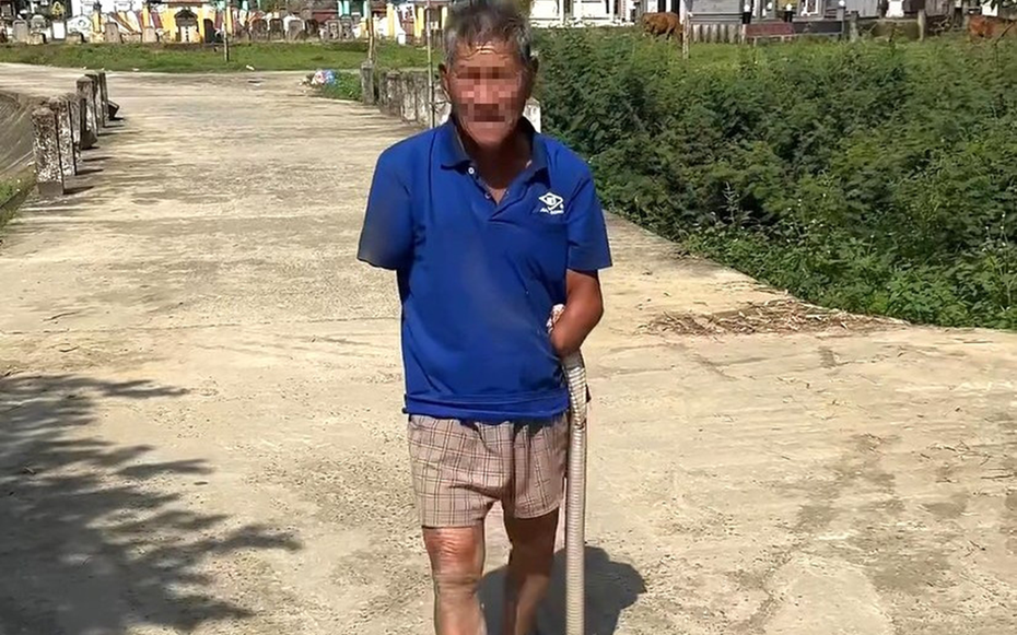 Bị rắn hổ mang cắn, người đàn ông vẫn kẹp chặt con rắn mang về nhà