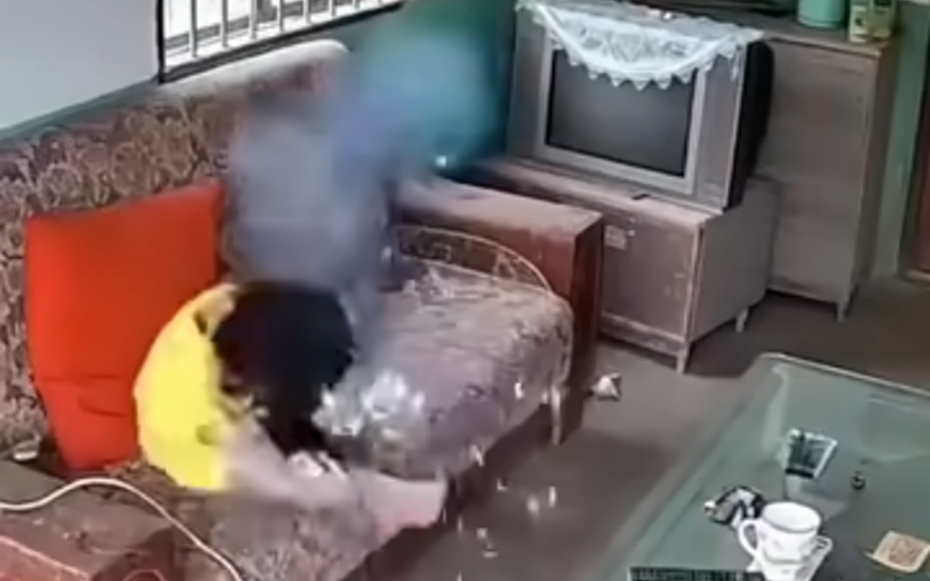 Đang ngồi chơi điện thoại bé gái bất ngờ hét lớn, bố mẹ chạy vào thấy cảnh tượng đáng sợ