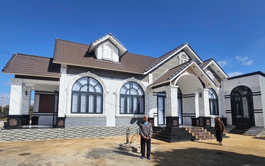 "Làng tỷ phú" giữa cao nguyên, ô tô tiền tỷ bon bon chạy trên đường