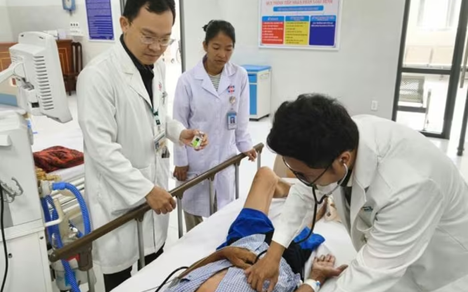 Đang đi du lịch bỗng đột quỵ, người đàn ông chi 300 triệu đồng gọi trực thăng cấp cứu vào bờ