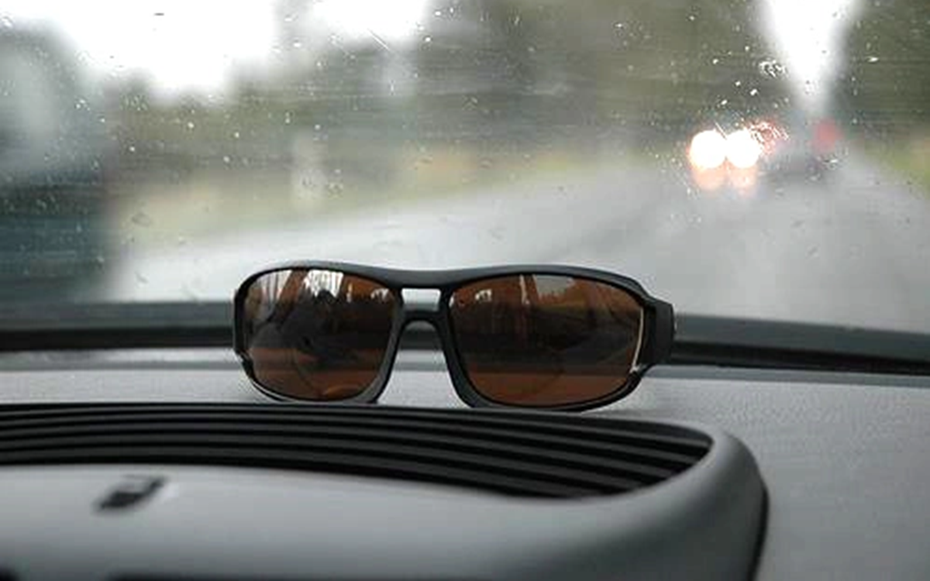 Đeo kính râm: Ghi nhớ ngay “3 nhớ 2 không” để bảo vệ mắt đúng cách