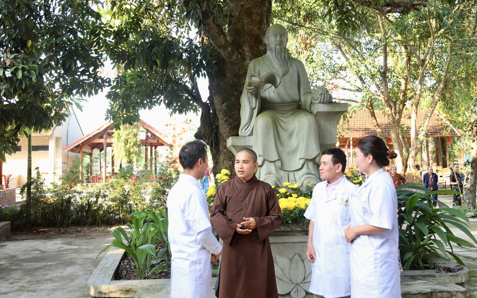 Chiêm ngưỡng cây vải cổ gần 300 năm “lưu giữ” cuộc đời đại danh y Hải Thượng Lãn Ông