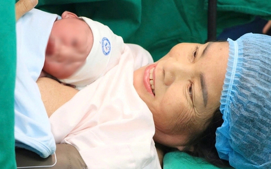 Hy hữu sản phụ hạ sinh con ở tuổi 60