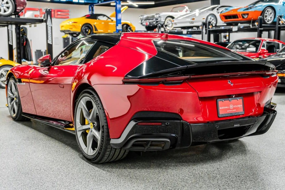 Ferrari triệu hồi mẫu V12 mới vì kính không đủ an toàn về tầm nhìn