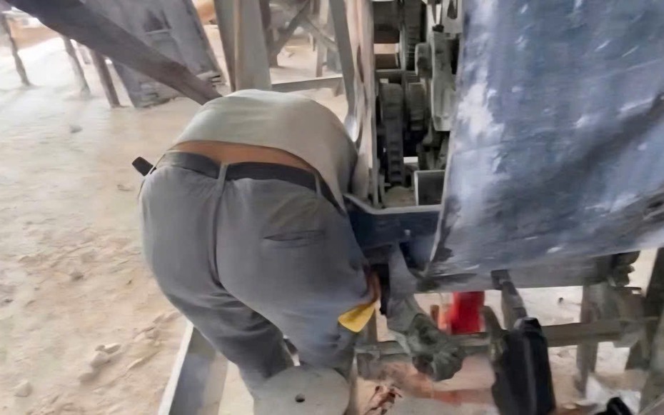 Giải cứu công nhân kẹt trong máy nghiền đá: Tai nạn rùng mình và lời cảnh báo đắt giá