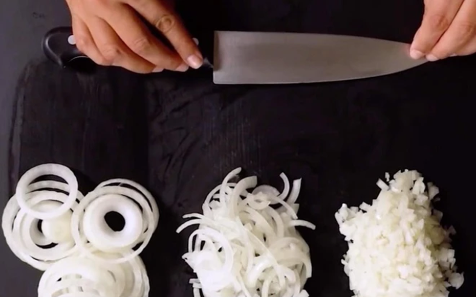 “2 nhớ, 1 không” đơn giản giúp cắt hành tây không bị cay mắt