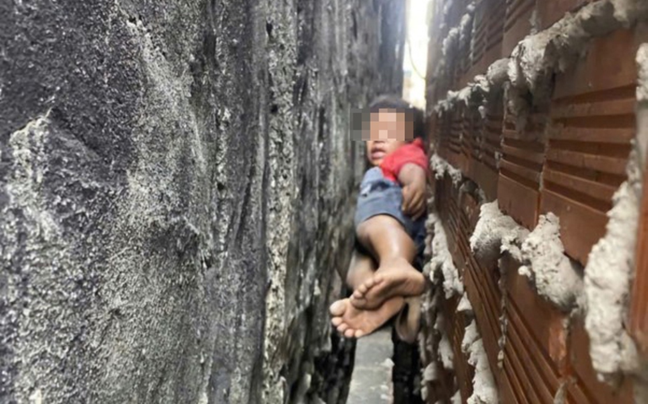 Giải cứu thành công bé trai 9 tuổi bị mắc kẹt giữa hai bức tường nhà