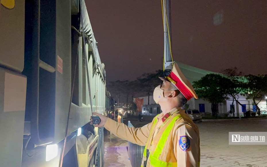 Hà Nội: CSGT kiểm tra, giám sát hoạt động vận tải chở đất, phế thải từ cổng
