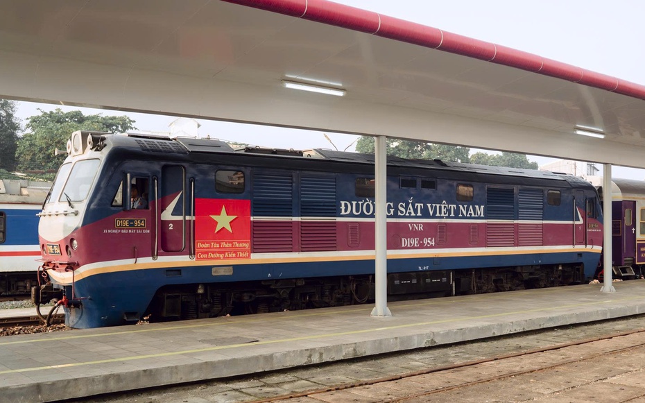 Trải nghiệm chuyến tàu sắc tím mộng mơ trên cung "đường vàng" miền Trung