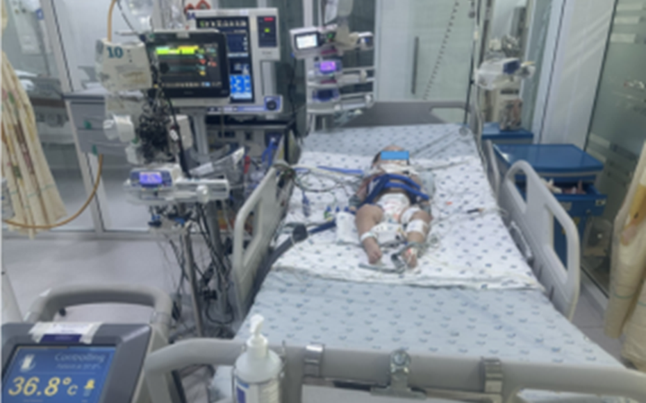 Bé gái hơn 1 tuổi nguy kịch vì phút lơ là của người lớn, bác sĩ cảnh báo thói quen "chết người"