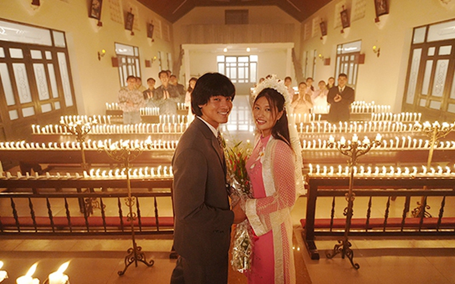 Vượt nhiều đối thủ, "Hẹn em ngày nhật thực" dẫn đầu phòng vé