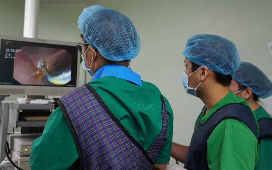 Đau bụng dữ dội nhiều ngày, người đàn ông suýt trả giá đắt, bác sĩ cảnh báo thói quen nhiều người mắc phải