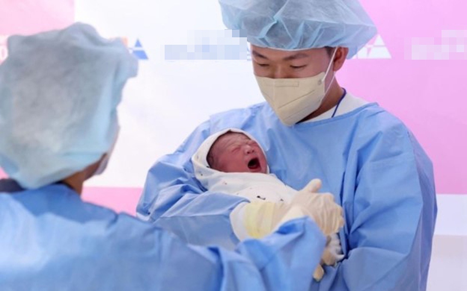 Em bé đầu tiên chào đời sau 17 năm, cả làng mở tiệc ăn mừng