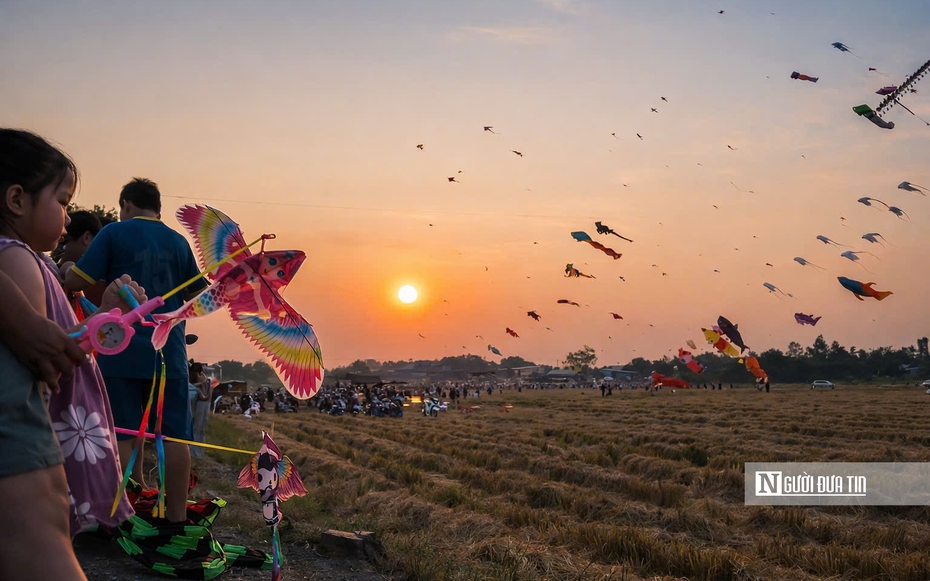 Nhộn nhịp điểm thả diều cuối tuần tại Gò Kén