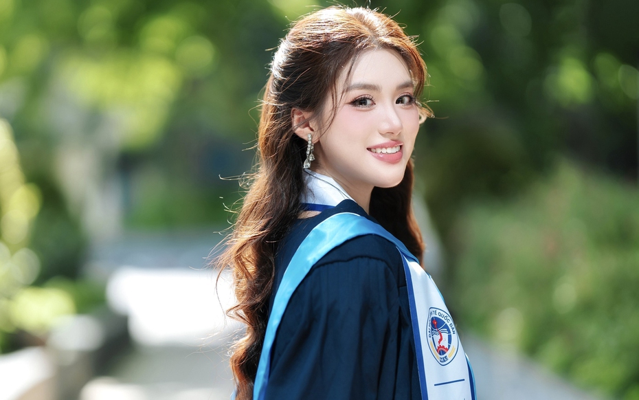 Hình ảnh đời thường xinh đẹp, thân thiện của tân Hoa hậu Thế giới Việt Nam