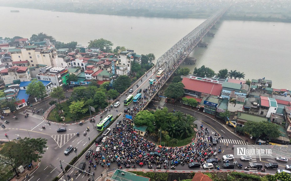 Giao thông hỗn loạn sau khi cấm xe qua cầu Long Biên