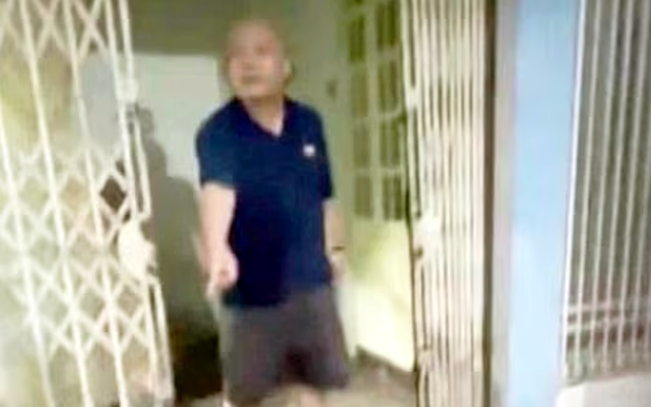 Tạm giữ người đàn ông hành hung người phụ nữ đang bế con nhỏ