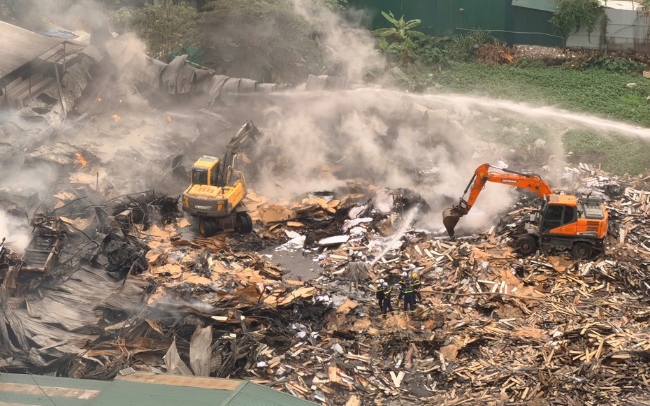 Hà Nội: Hiện trường tan hoang sau vụ cháy kho xưởng