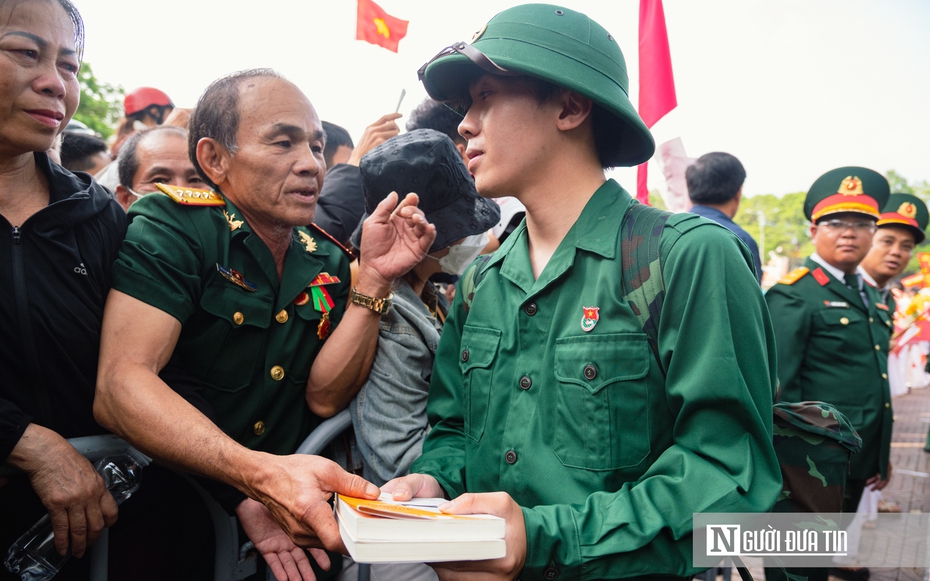 Chùm ảnh: Khoảnh khắc gia đình, bạn bè bịn rịn chia tay thanh niên lên đường nhập ngũ