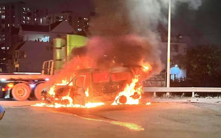 Bất ngờ ô tô tải van bốc cháy dữ dội ở Tp.HCM, trơ khung sau 10 phút