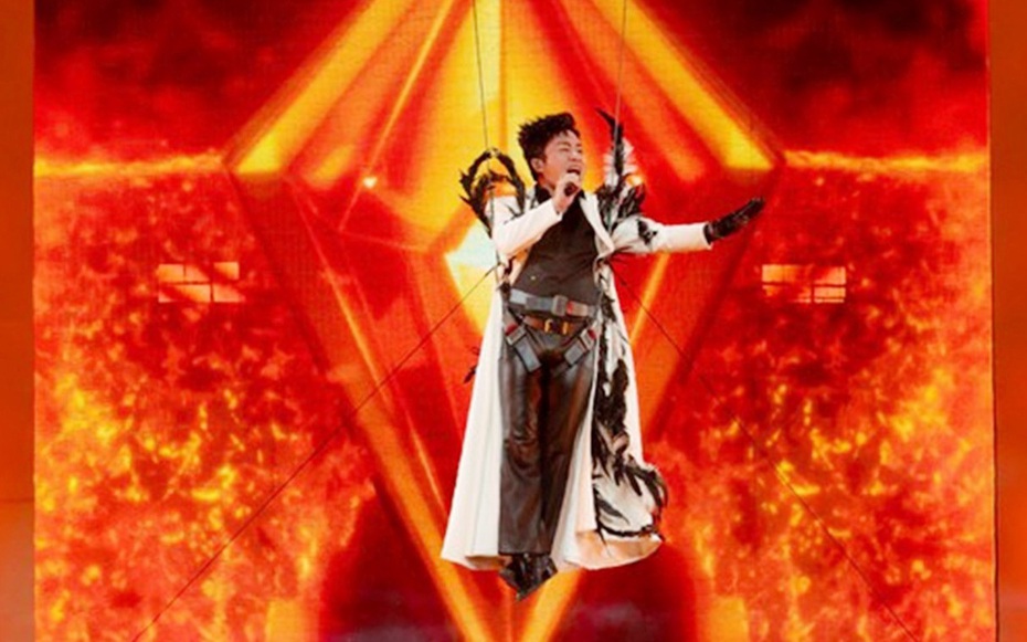 Ca sĩ Tùng Dương khiến khán giả bất ngờ khi vừa đu dây vừa hát nhạc remix