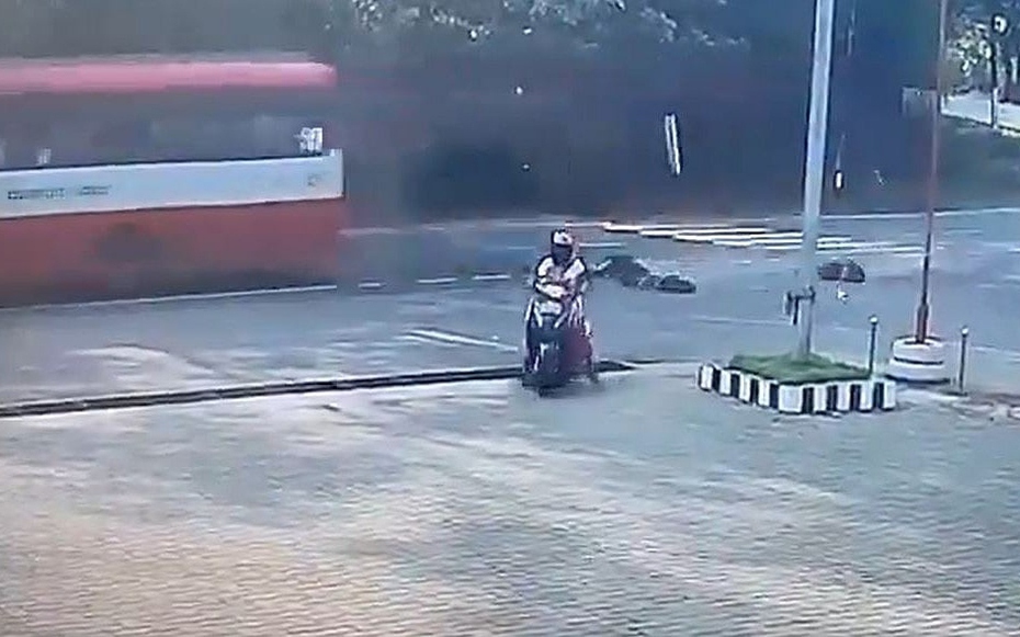 Xe buýt vào cua gấp khiến 2 chị em văng xuống đường