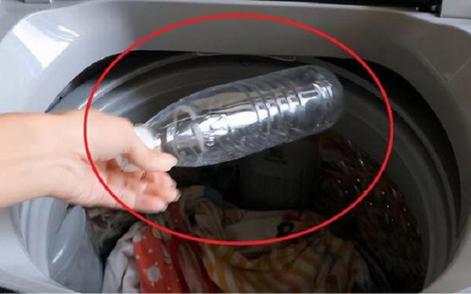 Điều gì xảy ra khi thả 1 chai nhựa rỗng vào máy giặt?