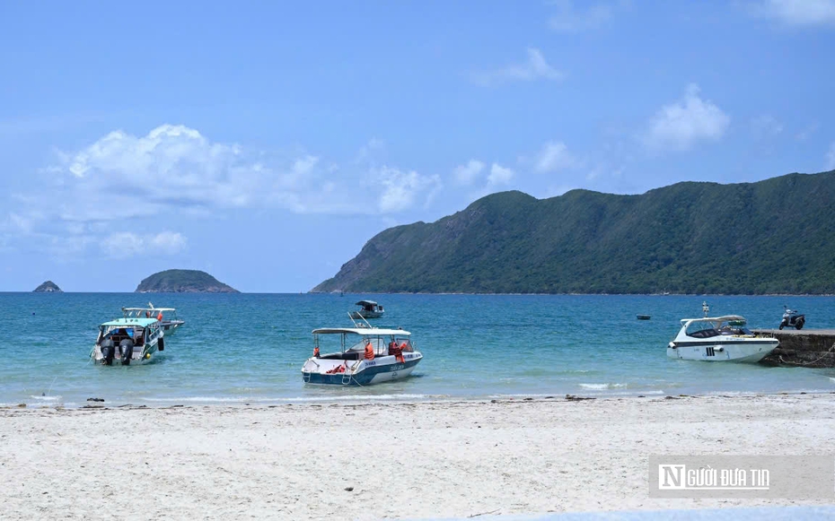 Côn Đảo "giữ nhiệt" du lịch: Giá tăng cao, khách vẫn đổ về