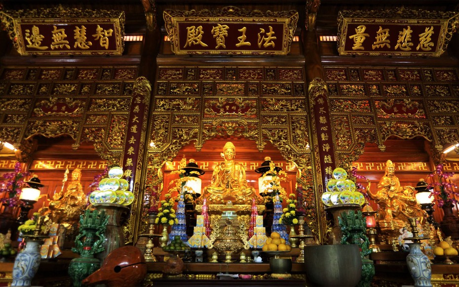 Mục sở thị những pho tượng dát vàng tại ngôi đền giữa làng quê Hà Tĩnh