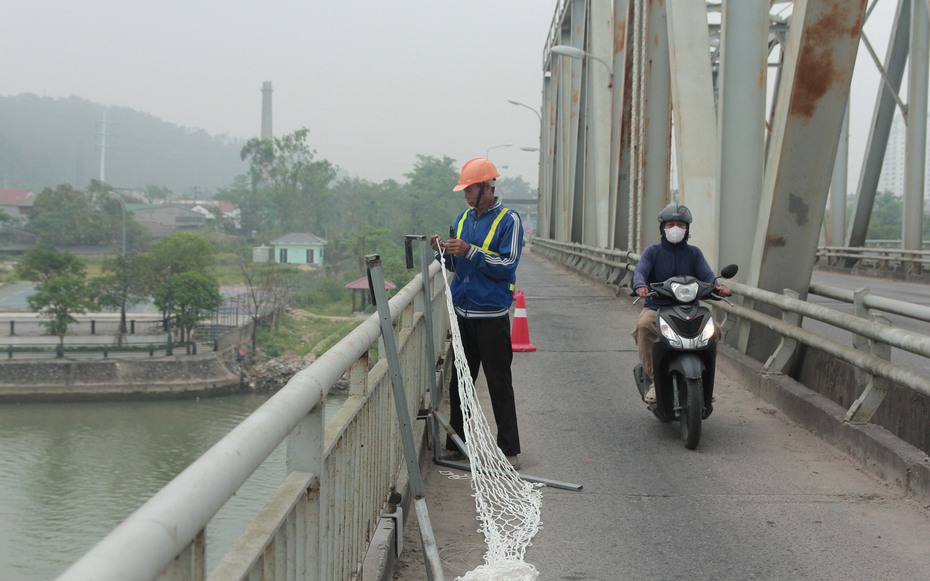 Xây dựng, lắp đặt lưới an toàn trên cầu Bến Thủy 1